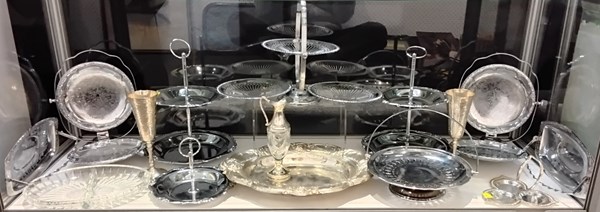 Lot 1212 - CAKE STANDS & DISHES