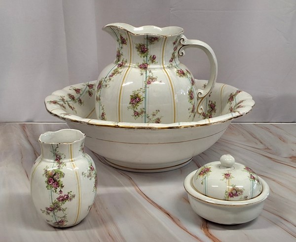 Lot 1437 - ROYAL DOULTON CHAMBER SET