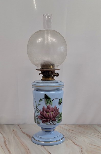 Lot 1401 - KEROSENE LAMP