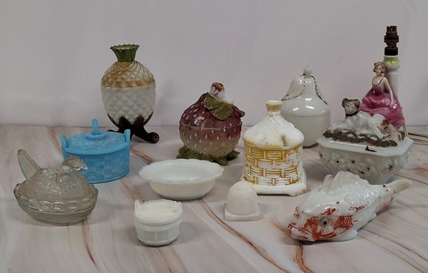 Lot 1412 - A COLLECTION OF MILK GLASS TRINKET BOXES