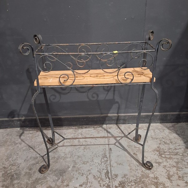 Lot 116 - PLANTER STAND