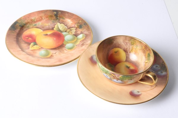 Lot 1004 - ROYAL WORCESTER MINIATURE TRIO