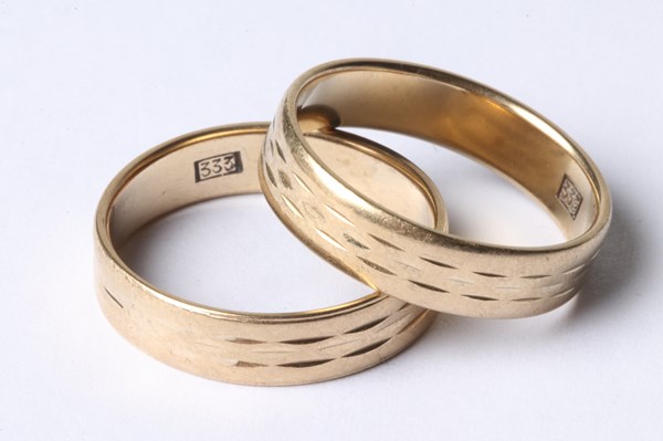 Lot 1023 - GOLD BANDS