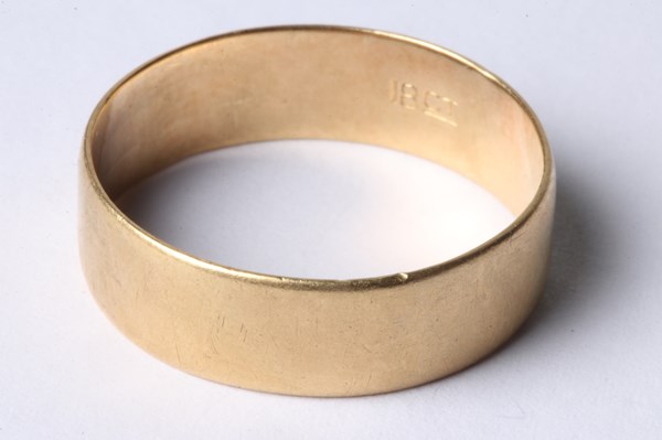 Lot 1028 - GOLD RING