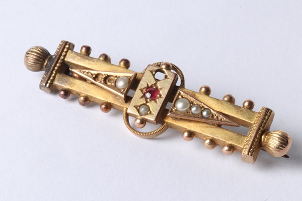 Lot 1038 - GOLD BROOCH