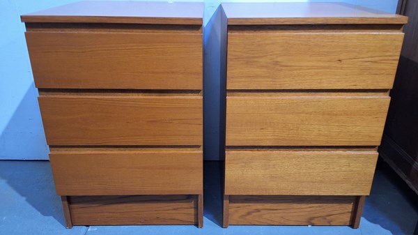 Lot 167 - BEDSIDE CHEST OF DRAWERS