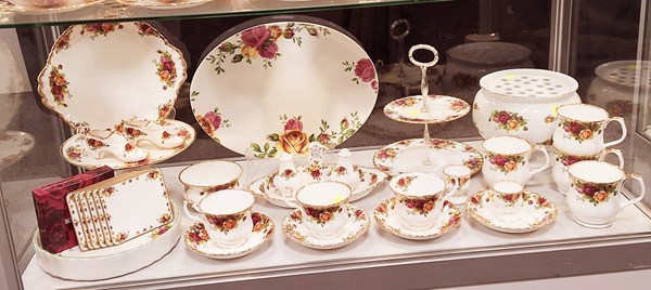 Lot 1250 - ROYAL ALBERT SERVINGWARE  & ORNAMENTS