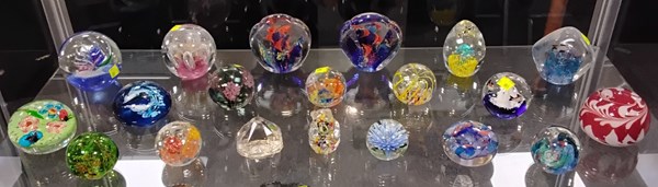 Lot 1255 - A COLLECTION OF PAPERWEIGHTS