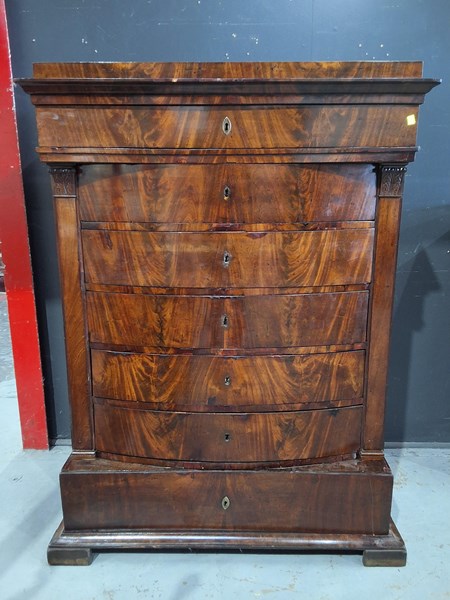 Lot 142 - MAHOGANY CHEST OF DRAWERS