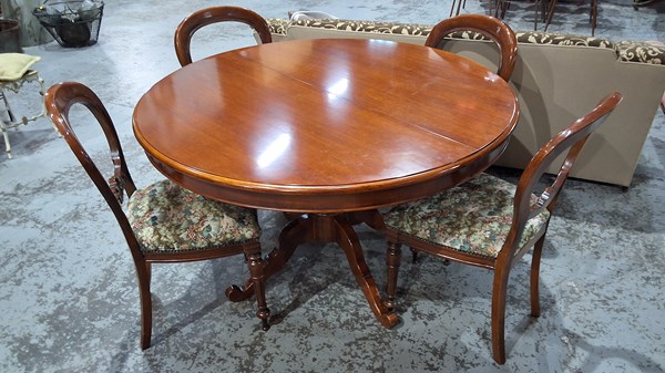 Lot 136 - DINING SUITE