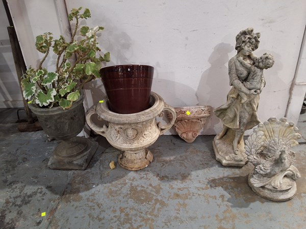 Lot 205 - GARDEN DECOR