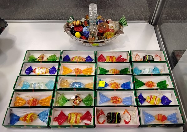 Lot 1257 - A COLLECTION OF GLASS SWEETS