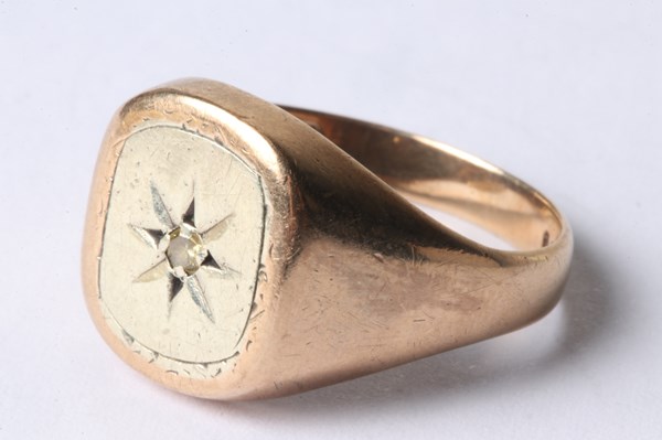 Lot 1073 - GOLD RING