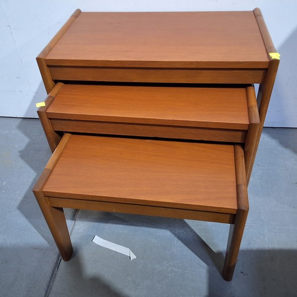 Lot 180 - NEST OF TABLES