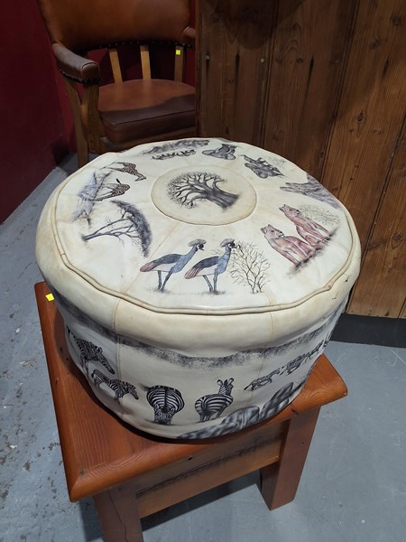 Lot 83 - POUFFE