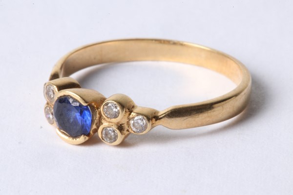 Lot 1061 - GOLD RING