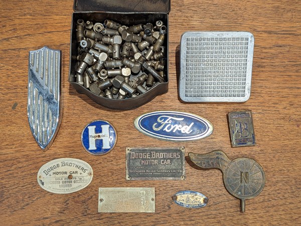 Lot 1274 - BADGES AND ACCESSORIES