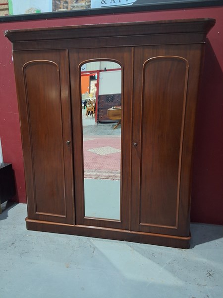 Lot 30 - VICTORIAN WARDROBE