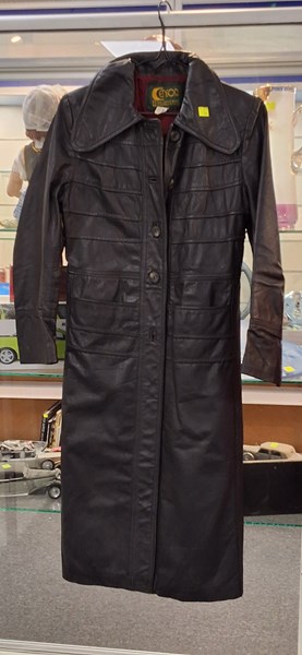 Lot 1432 - VINTAGE LEATHER COAT