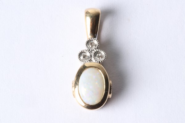 Lot 1019 - GOLD PENDANT