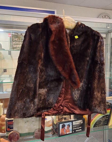 Lot 1530 - VINTAGE FUR CAPE & TIPPET