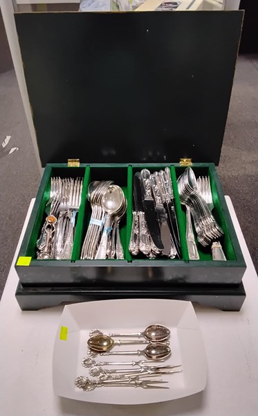 Lot 1358 - FLATWARE