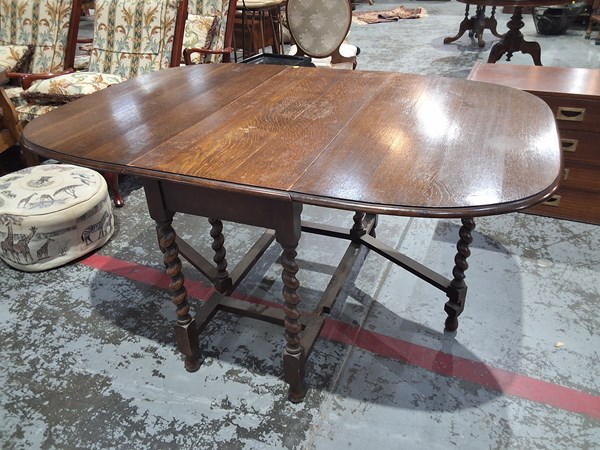 Lot 82 - GATE LEG TABLE