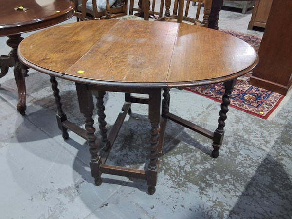 Lot 87 - GATE-LEG TABLE