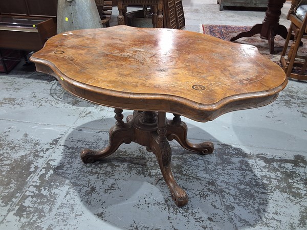 Lot 125 - LOO TABLE