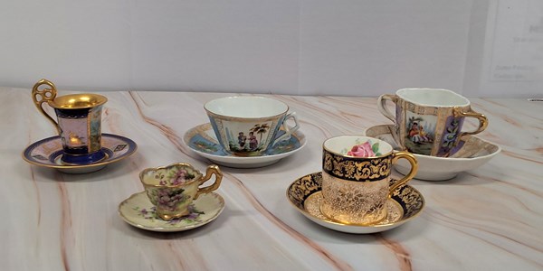 Lot 1266 - CUPS & SAUCERS