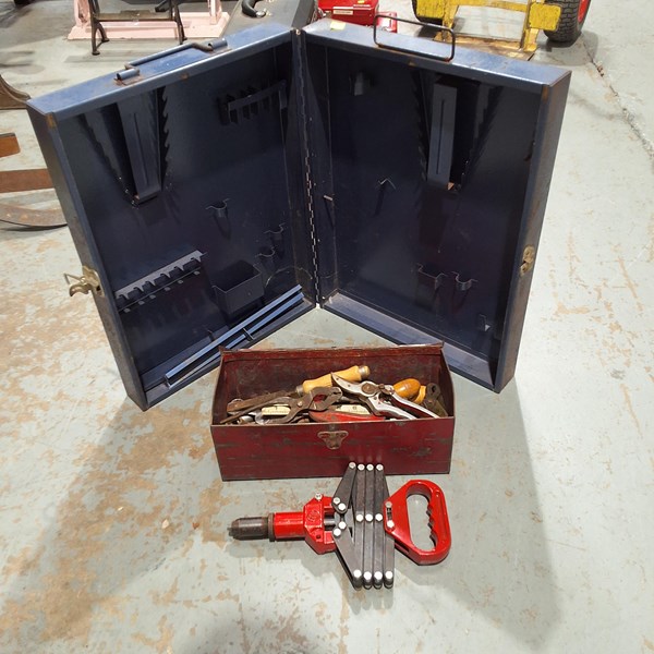 Lot 302 - TOOLCABINET AND TOOLS