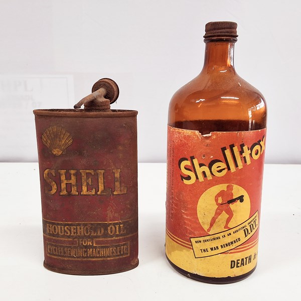 Lot 1265 - SHELL BOTTLE AND OILER