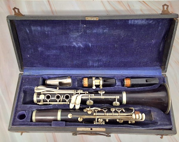 Lot 1332 - VINTAGE CLARINET