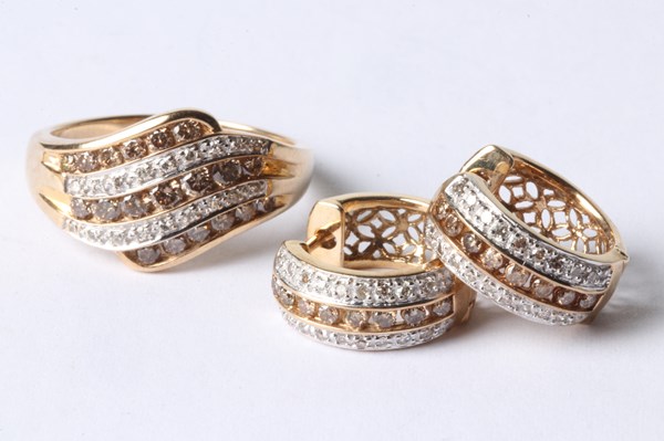 Lot 1030 - GOLD RING & EARRING SET