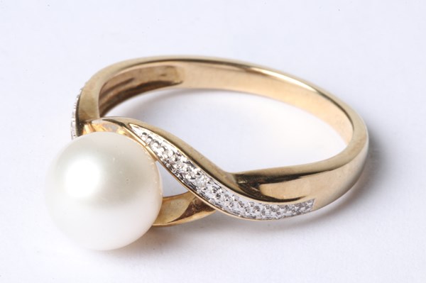 Lot 1050 - GOLD & PEARL RING