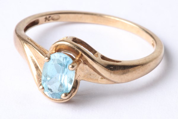 Lot 1062 - GOLD TOPAZ RING