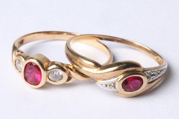 Lot 1072 - GOLD RINGS