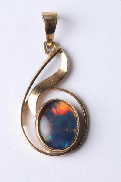 Lot 1065 - GOLD OPAL PENDANT