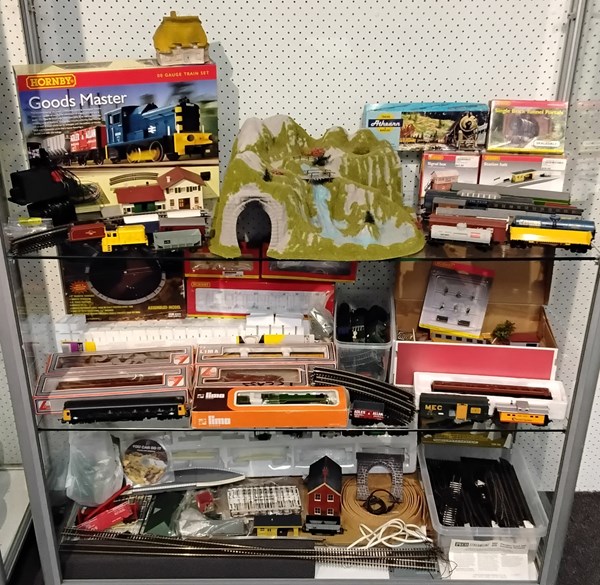 Lot 1323 - MODEL TRAIN PARAPHERNALIA