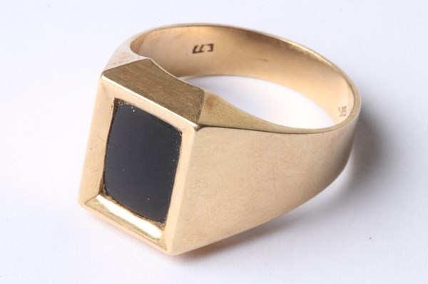 Lot 1018 - GOLD RING