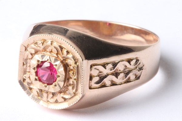 Lot 1022 - GOLD RING