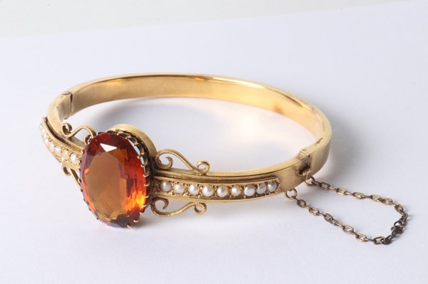 Lot 1044 - GOLD BANGLE