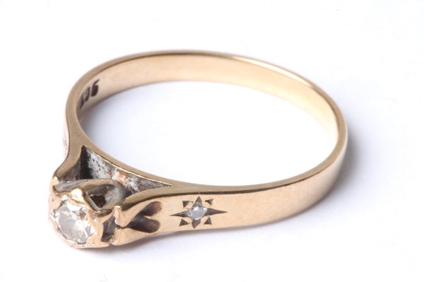 Lot 1027 - GOLD & DIAMOND RING