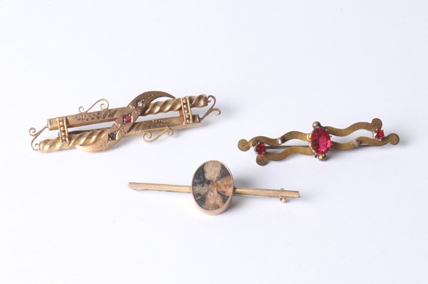 Lot 1045 - GOLD BROOCHES