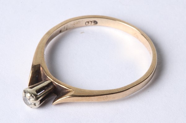 Lot 1043 - GOLD RING