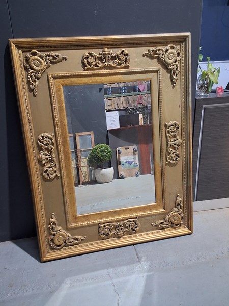 Lot 229 - WALL MIRROR