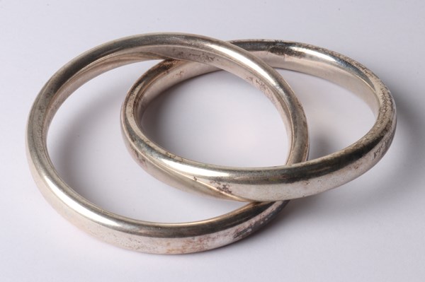 Lot 1053 - SILVER BANGLE