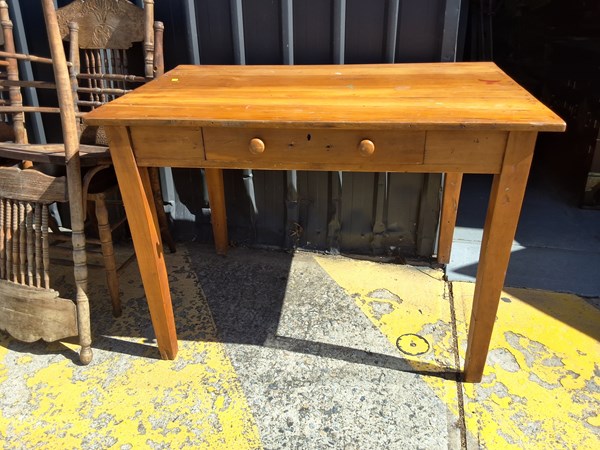 Lot 285 - KITCHEN TABLE