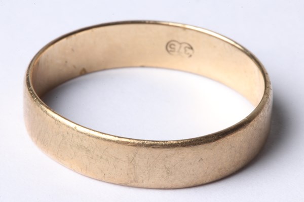 Lot 1021 - GOLD RING