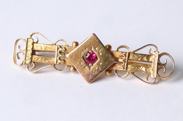 Lot 1037 - GOLD BROOCH